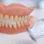 MÉDICA DENTISTA DÉBORA DINÁ